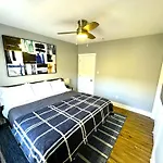 Modern Cozy Walk Up With King Bed