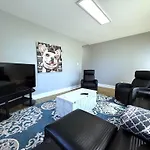 Cozy Walk Up King Bed Fast Wifi