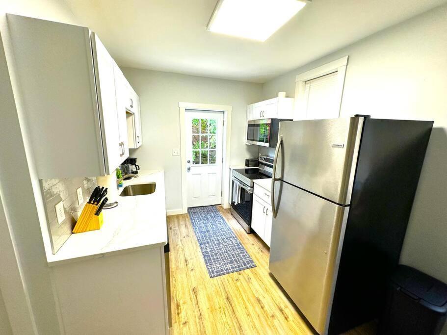 Cozy Walk Up King Bed Fast Wifi Apartment