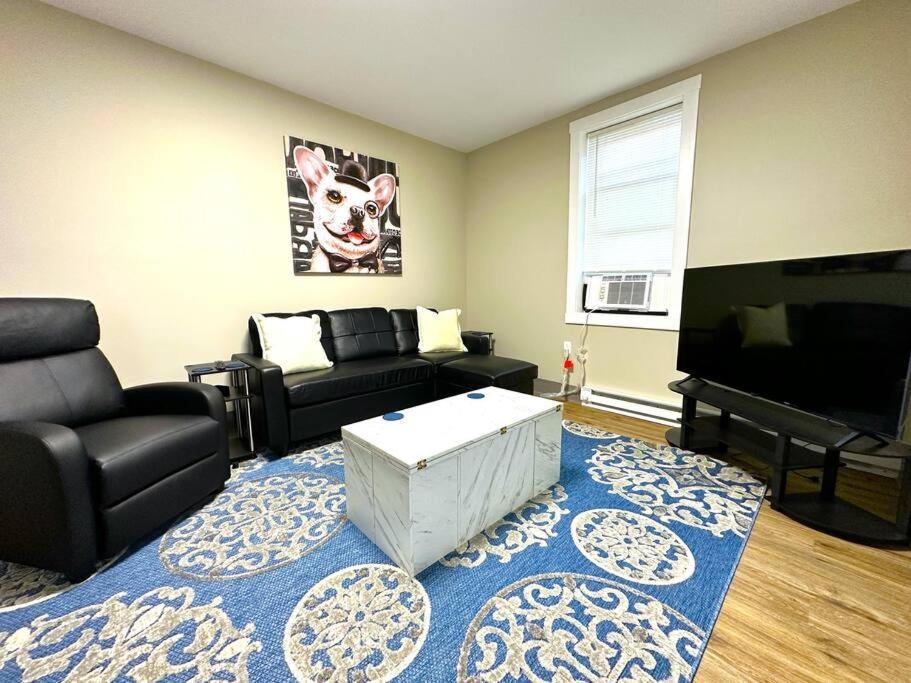 Cozy Walk Up King Bed Fast Wifi Apartment