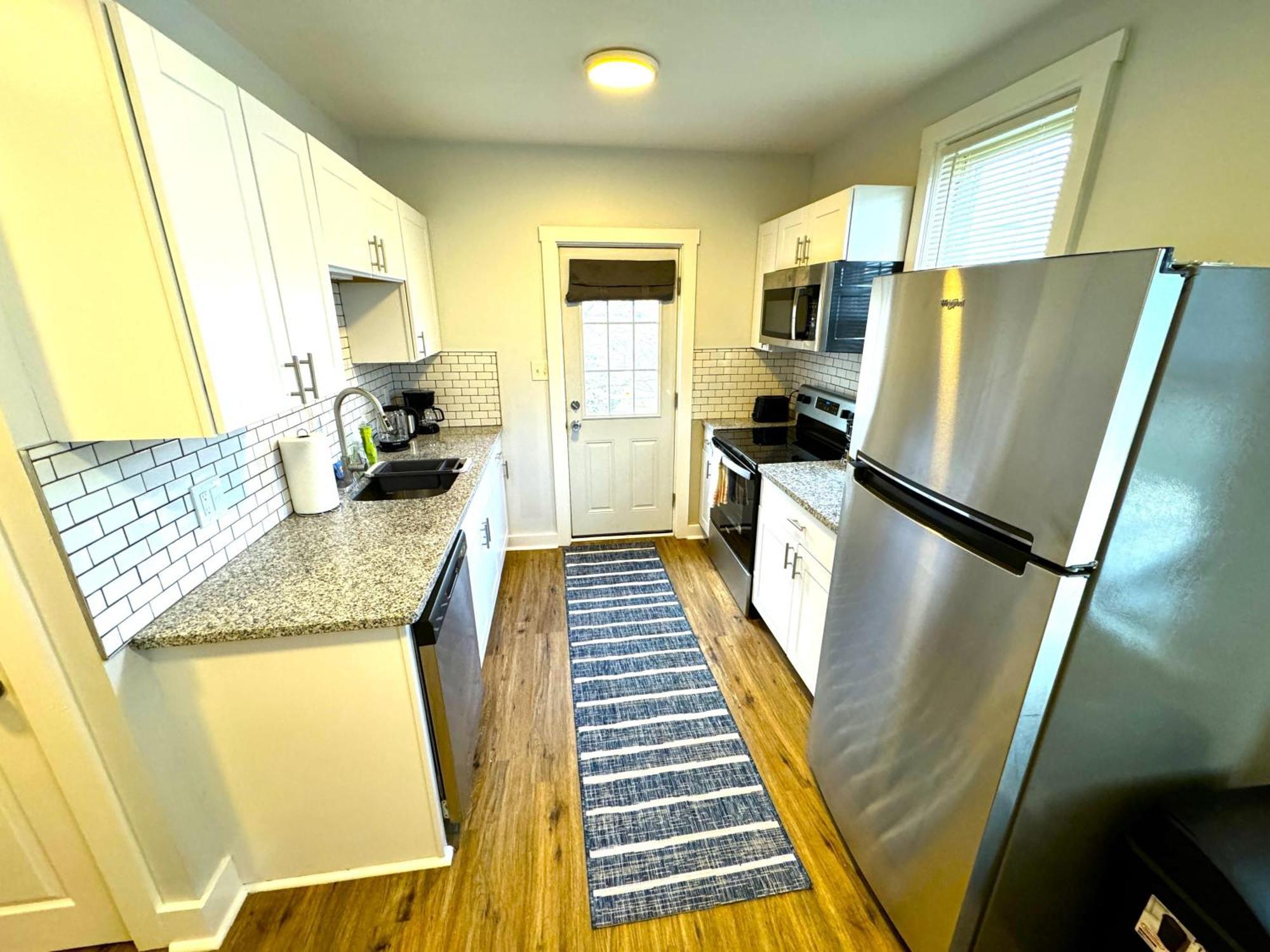 Modern Cozy Walk Up With King Bed Wilmington