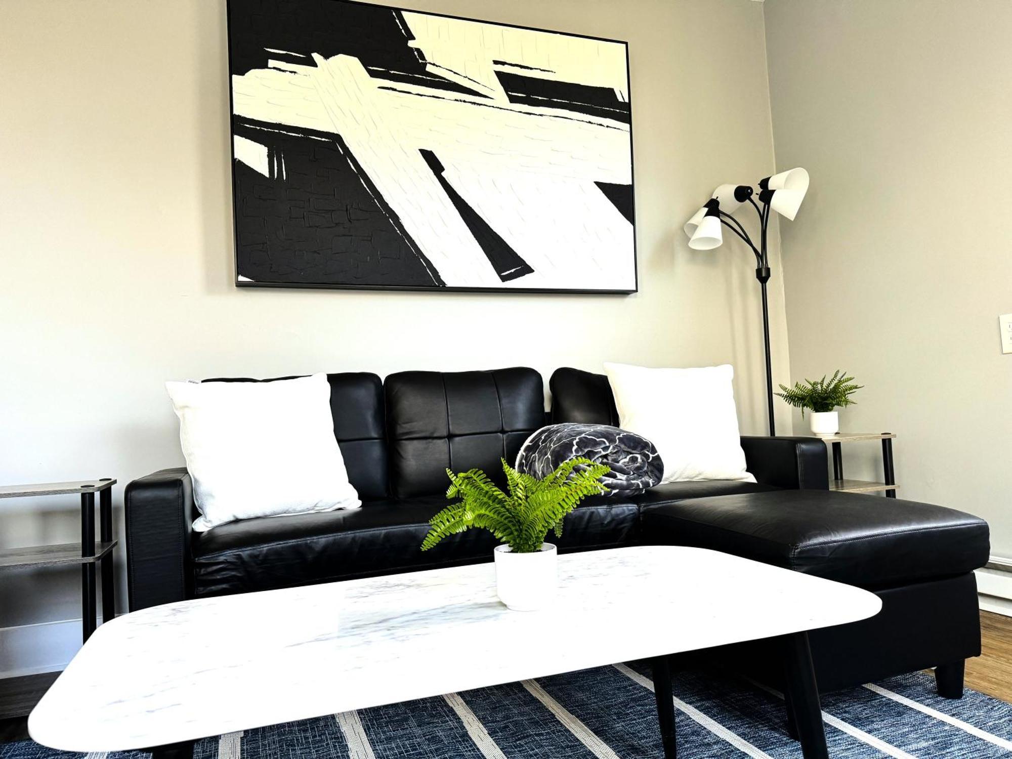 Modern Cozy Walk Up With King Bed