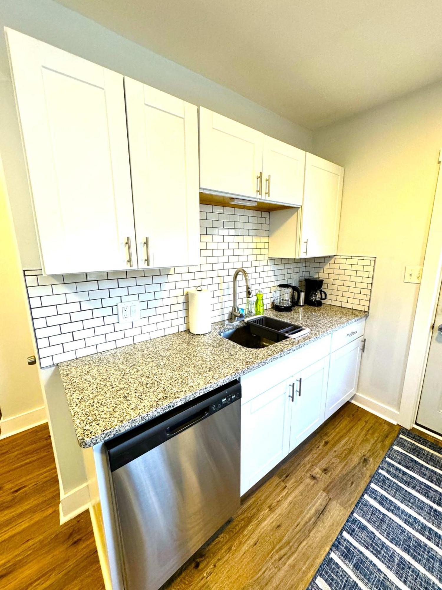 Apartment Modern Cozy Walk Up With King Bed *