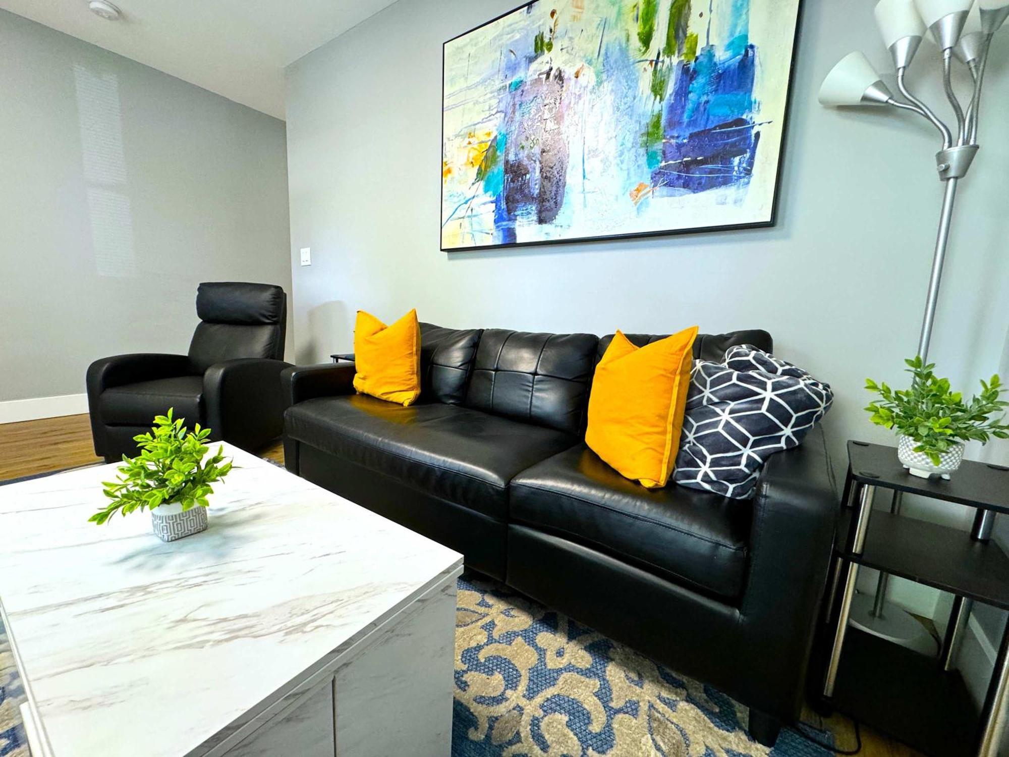Cozy Unit King Bed & Laundry Apartment