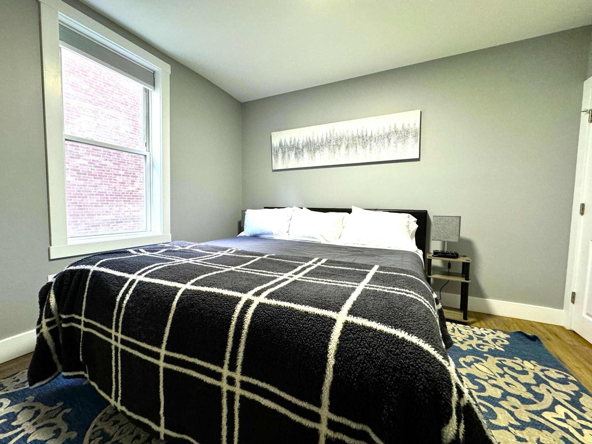 Cozy Unit King Bed & Laundry Apartment *