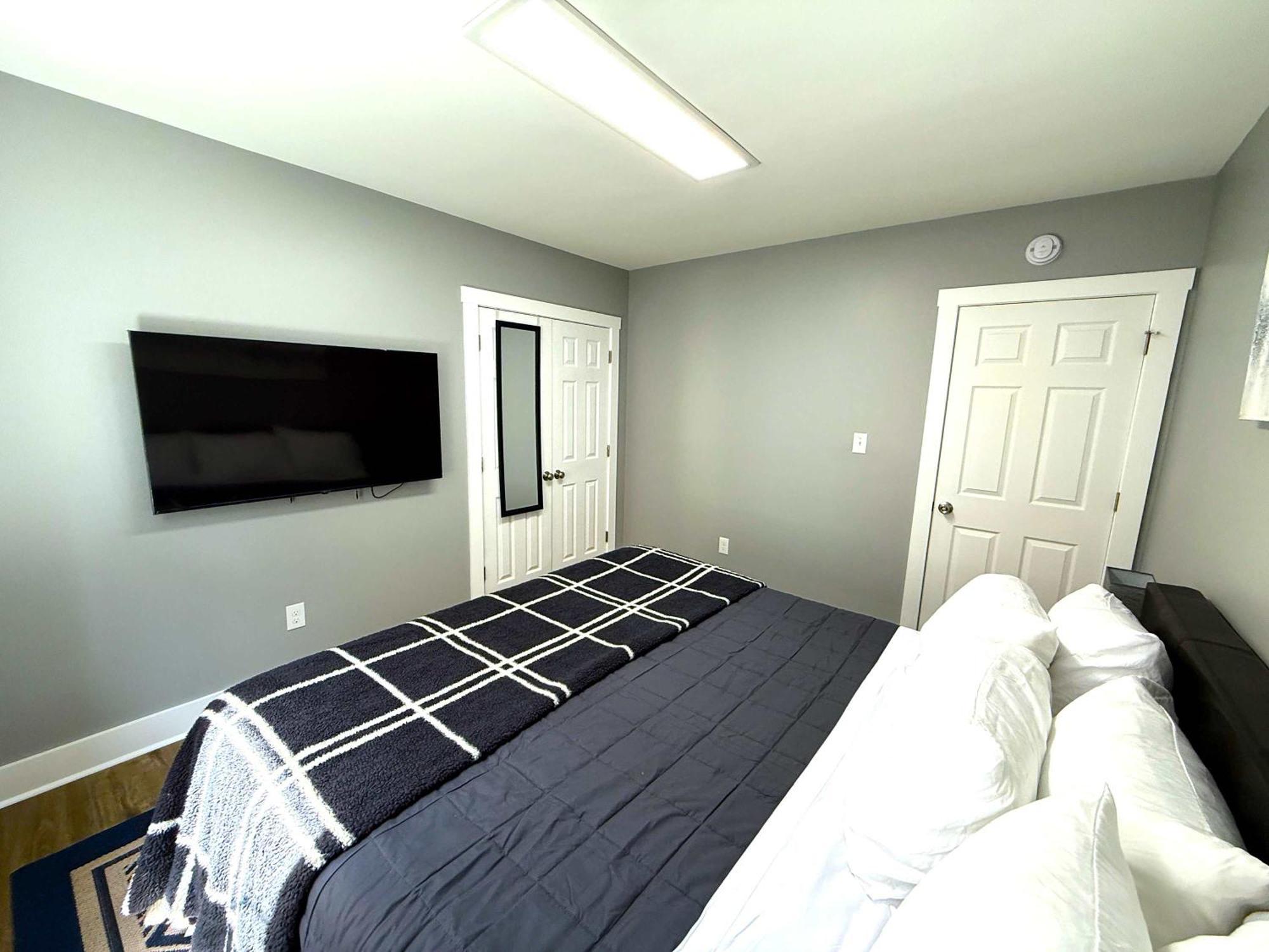 Cozy Unit King Bed & Laundry Wilmington