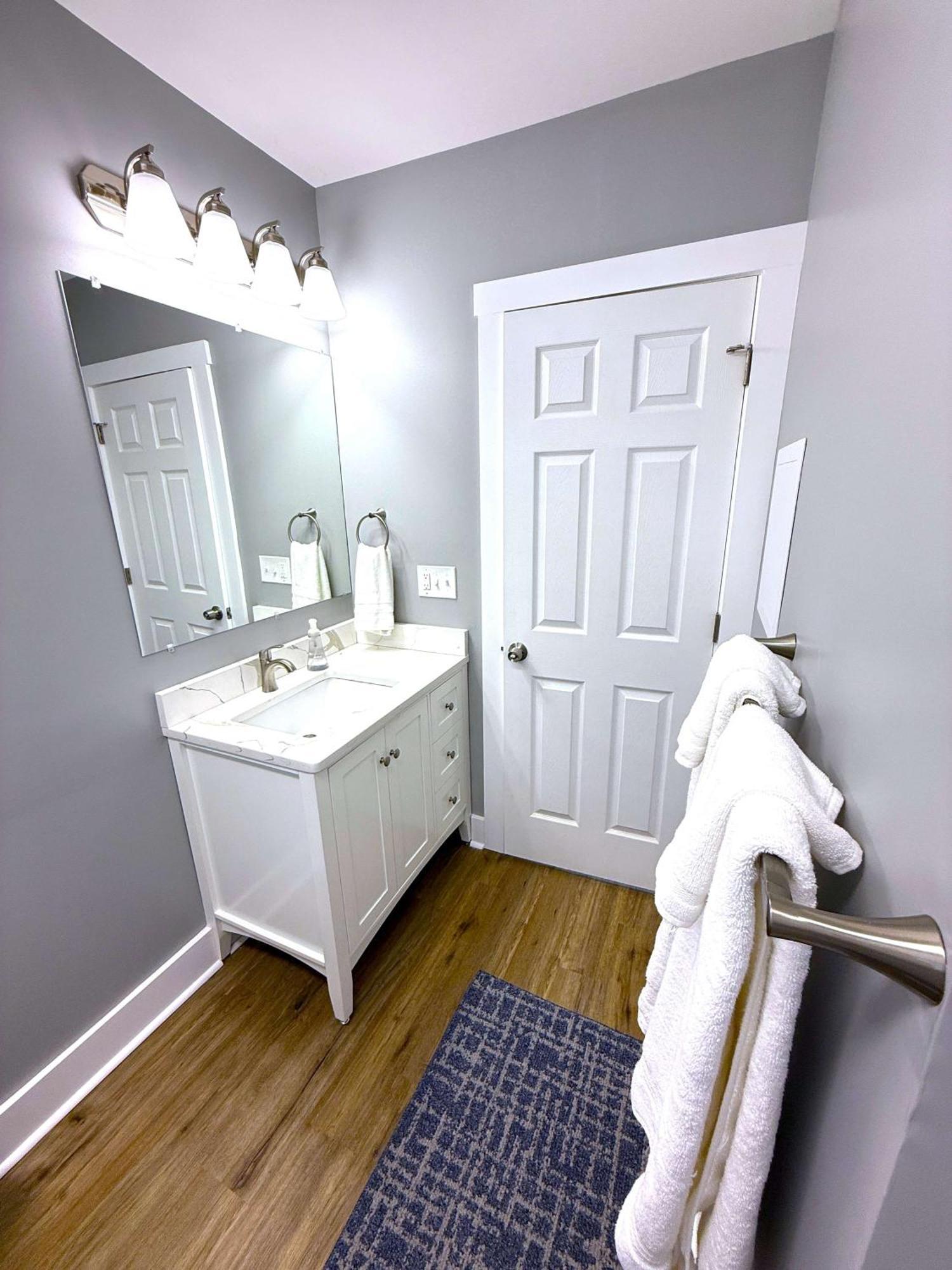 Cozy Walk Up King Bed Fast Wifi Apartment